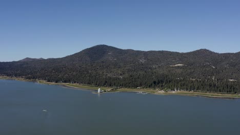 Aerial-panning-drone-shot-of-the-mountains-at-Big-Bear-Lake,-San-Bernardino-County,-California