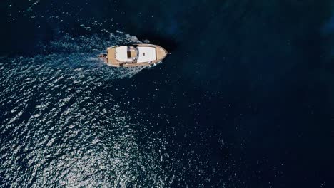 Drohne-Schoss-über-Die-Yacht,-Das-Boot-Und-Das-Meer,-Sommer-In-Agios-Nikolaos-Kreta-Griechenland
