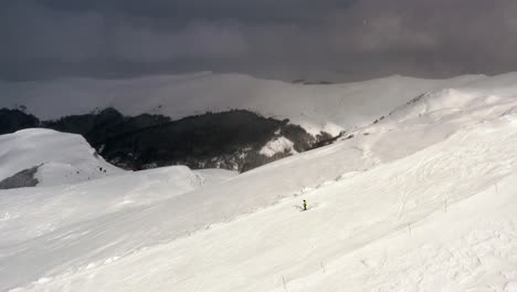 Antena---Esquí-De-Slalom-En-Las-Montañas-En-La-Estación-De-Esquí-De-Kolasin,-Montenegro,-Camión-A-La-Izquierda