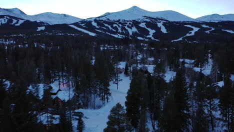 Luftaufnahme-über-Die-Malerische-Schneebedeckte-Hügellandschaft-Während-Der-Kalten-Wintersaison