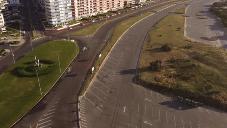 Luftaufnahmen-Von-Oben-Nach-Unten-Einer-Leeren-Straße-Im-Kreisverkehr-Der-Stadt-Punta-Del-Este-Im-Sonnenlicht,-Uruguay