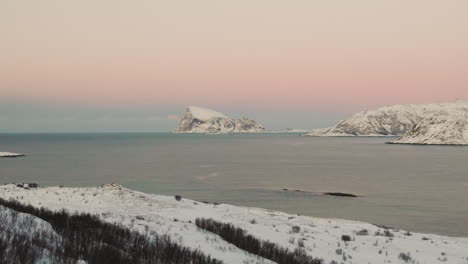 Vista-Lejana-De-La-Montaña-Nevada-En-La-Isla-Haaja-Vista-Desde-Kvaloya-En-Tromso,-Noruega