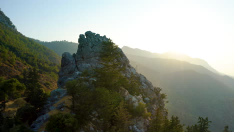 Sonnenuntergang-Kreist-Um-Die-Klippe-Und-Die-Bergkette-Im-Hintergrund