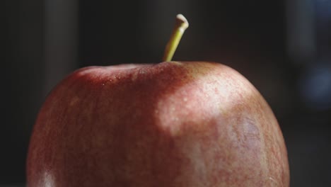 Köstlicher-Gesunder-Roter-Apfel,-Der-Sich-Vor-Bokeh-Hintergrund-Dreht