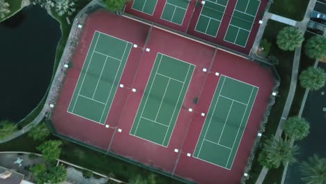 Tennisplätze-In-Der-Nähe-Von-Palm-Springs,-Kalifornien,-USA---Antenne-Von-Oben-Nach-Unten