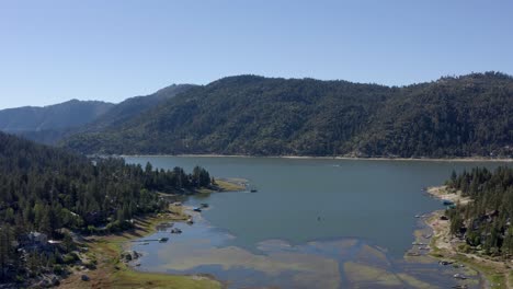A-stunning-slow-descending-drone-shot-in-Big-Bear-Lake-in-San-Bernardino-County,-California