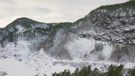 Schneebedeckte-Berge-Der-Westküste-Norwegens-Im-Winter---Luftaufnahme
