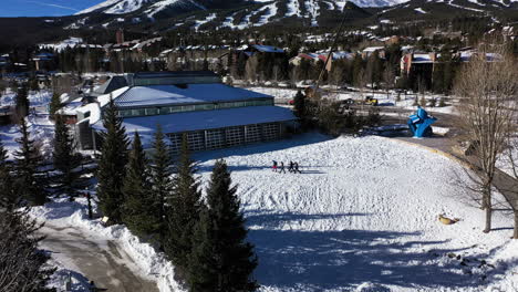 Luftbild-Von-Vier-Freunden,-Die-Sich-Darauf-Vorbereiten,-Den-Schnee-In-Colorado,-USA,-Mit-Den-Bergen-Im-Hintergrund-Zu-Genießen---Drohnenaufnahme
