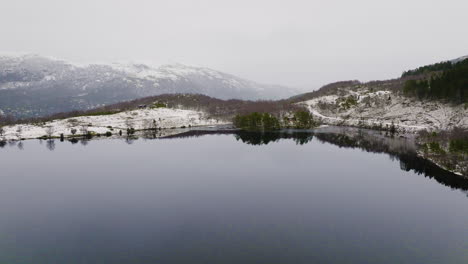 Increíble-Paisaje-De-Lago-Y-Montañas-En-Noruega---Toma-Aérea