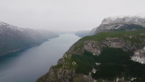 Increíble-Vista-De-Una-Cordillera-Cubierta-De-Niebla-Y-Niebla-En-Escandinavia