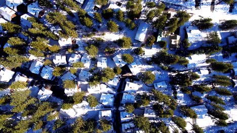 A-beautiful-drone-shot,-ascending-shot-over-the-woods-and-cabins-at-lake-Tahoe,-Nevada-California