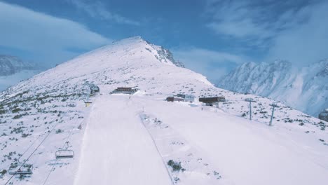 Vista-Aérea-De-La-Montaña-De-Pico-Alto-En-El-Parque-Nacional-De-Tatra-Eslovaquia,-Esquí-De-Altitud-Extrema-Con-Montañas-Escénicas-Cubiertas-De-Nieve-Paisaje-Invernal