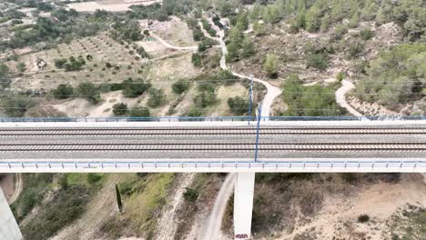 Una-Toma-Aérea-Del-Puente-Ferroviario-Eléctrico-En-Medio-De-Un-Paisaje-Pintoresco-En-España