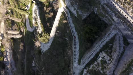 Antena---Murallas-De-La-Ciudad-Antigua,-Kotor,-Montenegro,-Sitio-Del-Patrimonio-Mundial-De-La-Unesco,-De-Arriba-Hacia-Abajo