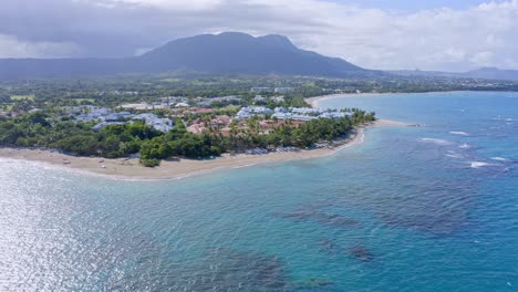 Agua-Azul-Celeste-Y-Arrecife-De-Coral-Frente-A-La-Exótica-Playa-Dorada,-Caribe
