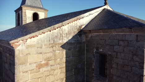 Rotierende-Luftdrohnenaufnahme-Der-Reformierten-Westgotischen-Kirche-In-Einem-Ländlichen-Dorf-Von-Zamora,-Castilla-Y-Leon,-Spanien