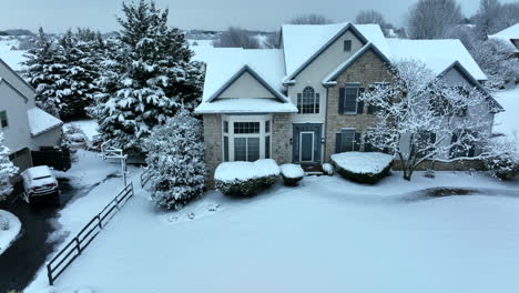 Casa-Unifamiliar-En-Estados-Unidos,-árboles-Cubiertos-De-Nieve-Invernal