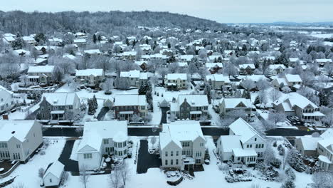Casas-Americanas-Modernas-En-EE.UU.-Cubiertas-De-Nieve-Invernal