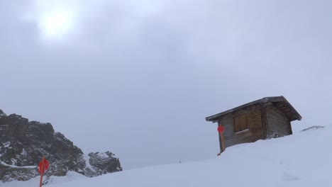 Pequeña-Cabaña-De-Esquí,-En-Una-Tormenta-De-Nieve-En-Los-Alpes-De-Austria---Todavía-Tiro