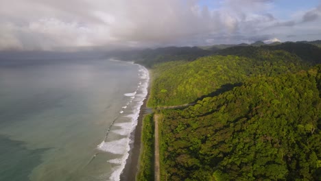 Vista-Aérea-De-La-Playa-Con-Bosque-Tropical-De-Costa-Rica