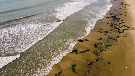 Zerstörtes-Fischernetz-Am-Strand-Nach-Taifun-Rai,-Vietnam