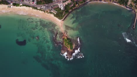 Drone-Aéreo-Panorámico-Vista-Superior-Sobre-La-Isla-Tropical-De-Las-Palomas-Con-Playas-Rocosas,-Océano-Claro-Y-Carreteras-Costeras-En-El-Destino-Turístico-De-Asia,-Sri-Lanka