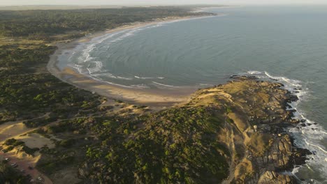 Vista-Panorámica-Aérea-De-La-Playa-Grande-Durante-La-Puesta-De-Sol-Y-La-Hermosa-Costa-Con-Olas-Oceánicas-En-Uruguay