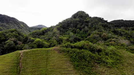 Tree-covered-ancient-hills-at-Valle-de-Anton-volcanic-crater-in-central-Panama,-Aerial-flyover-shot