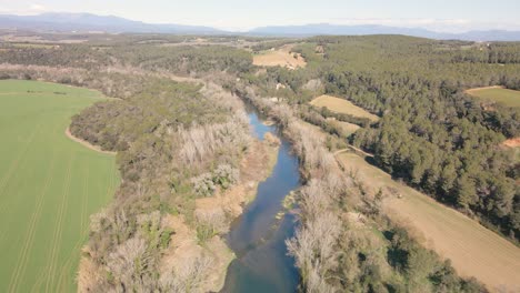 El-Fluvia-Fluss-Luftaufnahme-Der-Natur-Gesätes-Feld-Ohne-Menschen-Ruhiges-Wasser-Feld-Auf-Der-Seite-Im-Winter-Katalonien-Provinz-Gerona-Costa-Brava