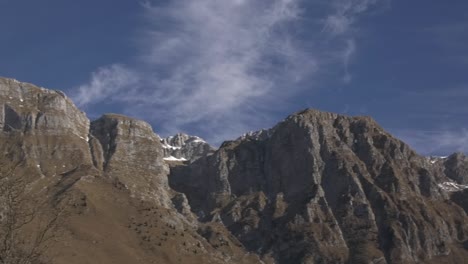 Parte-De-La-Cordillera-En-Un-Día-De-Invierno-Frío-Y-Nítido-Con-Cielo-Azul-Y-Nubes