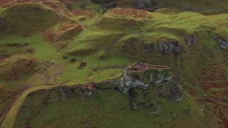 Isle-Of-Skye-Luftaufnahmen-Berge,-Fairy-Glen-Flüsse-Und-Geologische-Formationen-Clip-14-–-Drohne