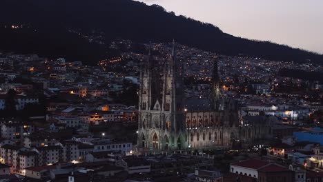 Basílica-Del-Voto-Nacional-En-El-Centro-Historico-De-Quito-Capital-Del-Ecuador