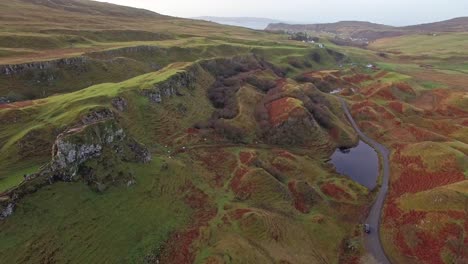 Isle-Of-Skye-Luftaufnahmen-Berge,-Fairy-Glen-Flüsse-Und-Geologische-Formationen-Clip-17-–-Drohne