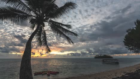 Wunderbarer-Morgen-Auf-Der-Insel-Rarotonga-Mit-Schiefen-Palmen-Und-Fabelhaften-Sonnenuntergängen