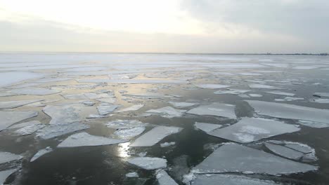 La-Formación-De-Hielo-En-La-Superficie-Del-Agua-Está-Completamente-Congelada-En-El-Lago-Superior-De-La-Costa-Norte-De-Minnesota-En-Invierno
