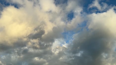Luftaufnahme-Von-Ein-Paar-Wolken-Von-Unten-Am-Nachmittag