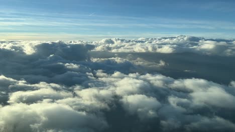 Aerila-Ansicht-Aus-Einem-Cockpit,-Das-Wenige-Wolken-Mit-Nachmittagslicht-überfliegt