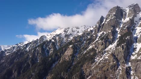 Cima-De-La-Montaña-Nieve-Hielo-Turismo-Deporte-Eco-Viajes-Montañas-Picos-Acantilados-Rocas-Crestas-Paisaje-Drone-Vuelo-Aéreo-En-Rila,-Bulgaria