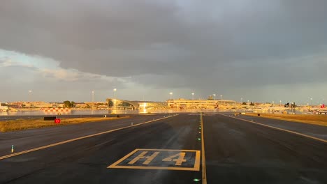 Taxi-Nach-Einem-Sturm-Mit-Einem-Schönen-Gelben-Licht-Zum-Flughafen-Valencia