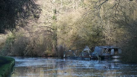 Versunkenes-Schmalboot-Boot-Natur-Grand-Union-Canal-Warwickshire-Uk-Winterschwenk-Erschossen