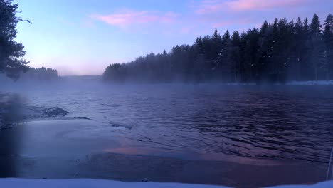 Dampfender-Fluss-An-Einem-Kalten-Wintermorgen
