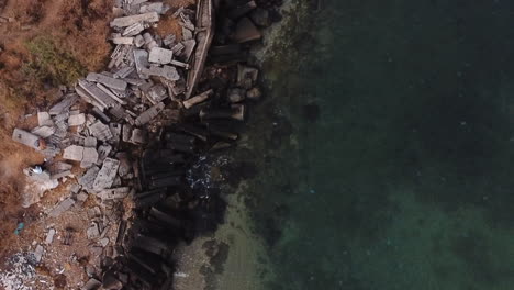 Drohne-Fliegt-Eine-Felsige-Meeresküste-In-Odessa,-Ukraine