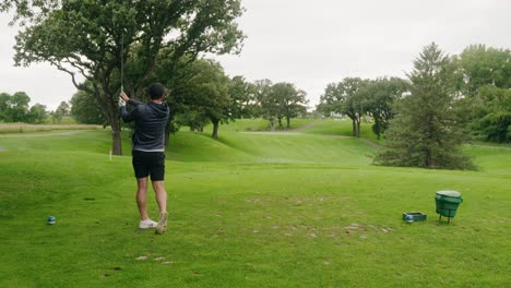 Golfista-Balanceando-Una-Plancha-Y-Golpeando-Una-Pelota-De-Golf-En-Un-Hoyo-Par-3