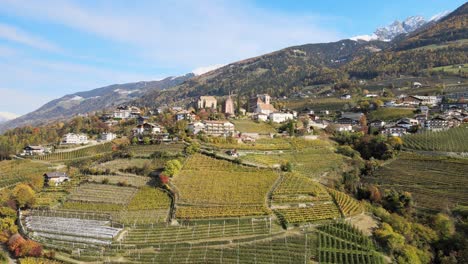 Drone-Aéreo-Sobre-Un-Castillo-Medieval-En-Medio-De-Los-Viñedos-En-Italia