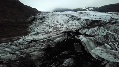 Vista-Aérea-Del-Hielo-Texturizado-Del-Glaciar-Sólheimajökull,-Islandia,-Durante-El-Verano