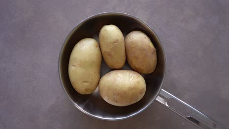 Ungekochte-Kartoffeln-Auf-Rostfreier-Schüssel.---Overhead