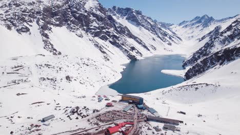 Lago-Inca-Con-Imponentes-Montañas-De-Los-Andes-En-La-Estación-De-Esquí-De-Portillo,-Chile,-Sudamérica