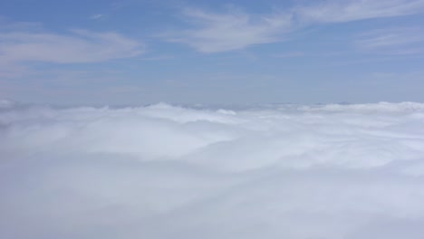 Eine-Atemberaubende-Drohnenaufnahme,-Eine-Drohne,-Die-In-Großer-Höhe-Zwischen-Den-Wolken-Fliegt,-Kalifornien