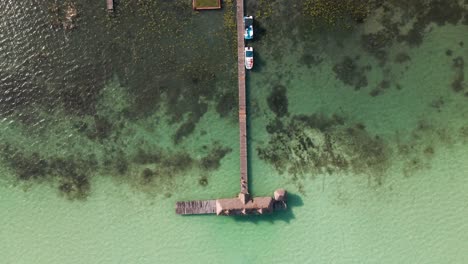 Bird's-eye-top-down-view-of-one-of-the-many-water-villas-on-the-lagoon-of-seven-colours-in-Bacalar,-Mexico-in-4k