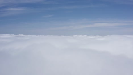 Eine-Atemberaubende-Drohnenaufnahme,-Eine-Drohne-Steigt-In-Großer-Höhe-Durch-Wolken-Auf,-Kalifornien